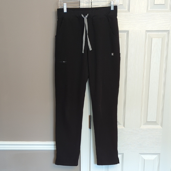 Figs Women's Black Yola Skinny Cargo Scrub Pants - Picture 5 of 10